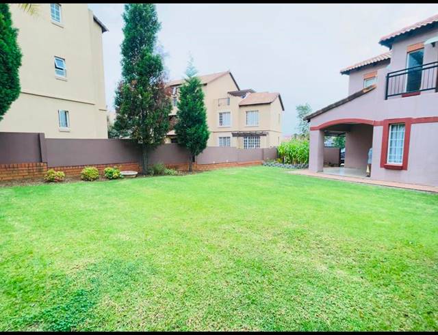 4 BEDROOM TOWNHOUSE FOR SALE IN CASTLEVIEW
